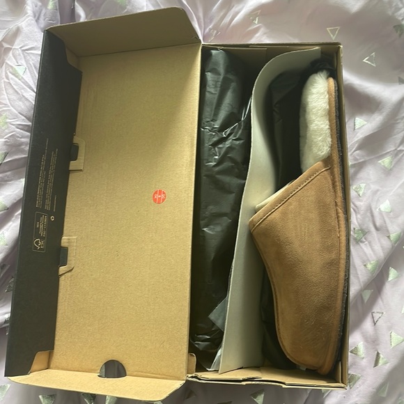 NWOT UGGS Men’s Scuff Sheepskin Slip-ons - Picture 4 of 5